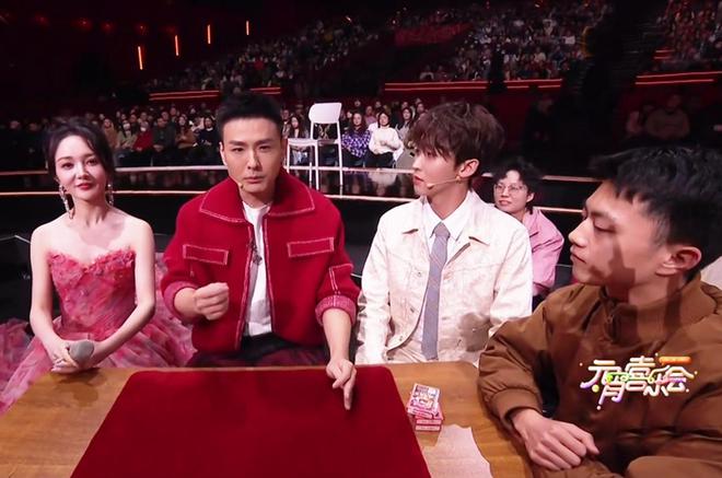 ：何炅撑门面刘烨咖位飞升杨迪被重用瓦力娱乐棋牌元宵晚会折射主持新格局(图16)