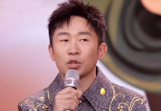 ：何炅撑门面刘烨咖位飞升杨迪被重用瓦力娱乐棋牌元宵晚会折射主持新格局(图21)